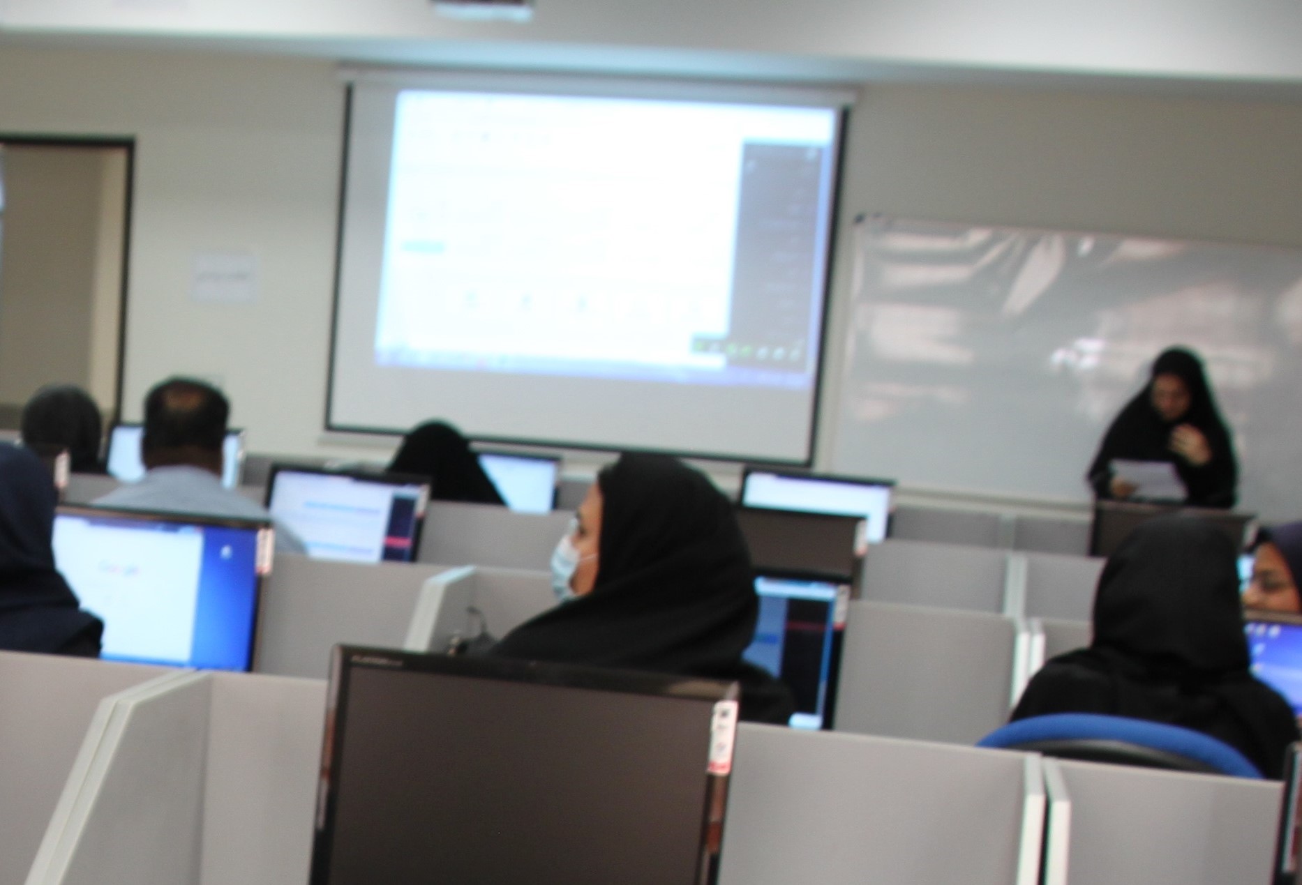 کارگاه آشنایی و معرفی منابع و پایگاه های اطلاعاتی کتابخانه مرکزی